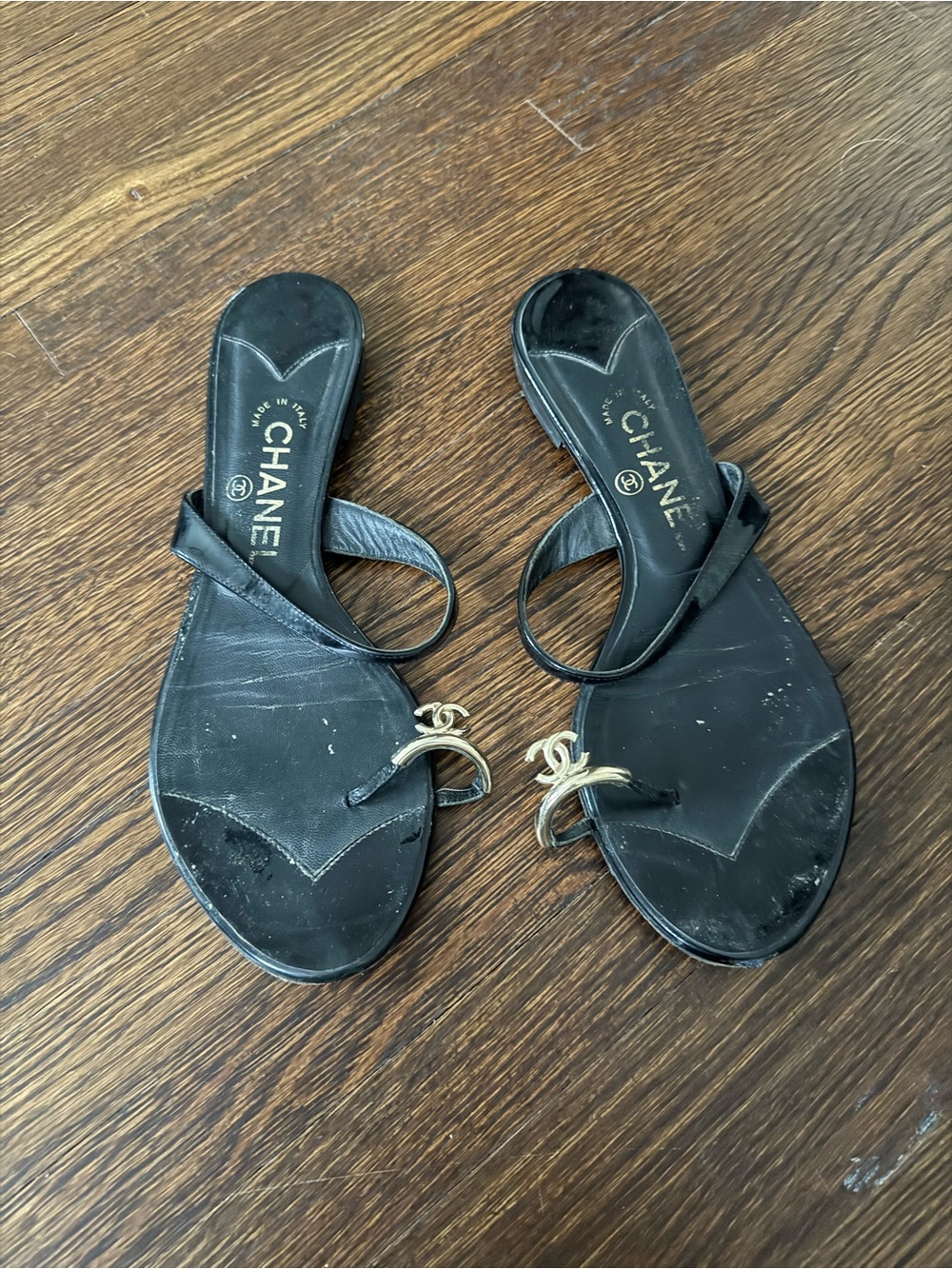 CHANEL Black Leather Sandal with Gold CC Logo - Picture 4 of 4
